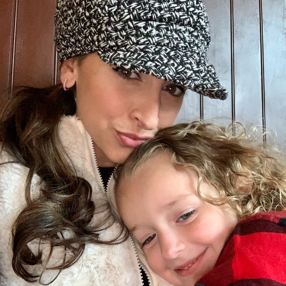 Meet your Posher, Kayla - Picture 4 of 6